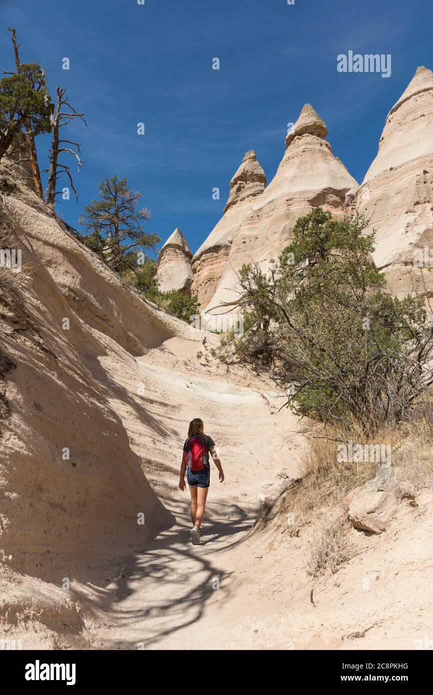 12 anni ragazza trekking in bella slot canyon, Kasha Katuwe, Tent Rocks, NM. Foto Stock