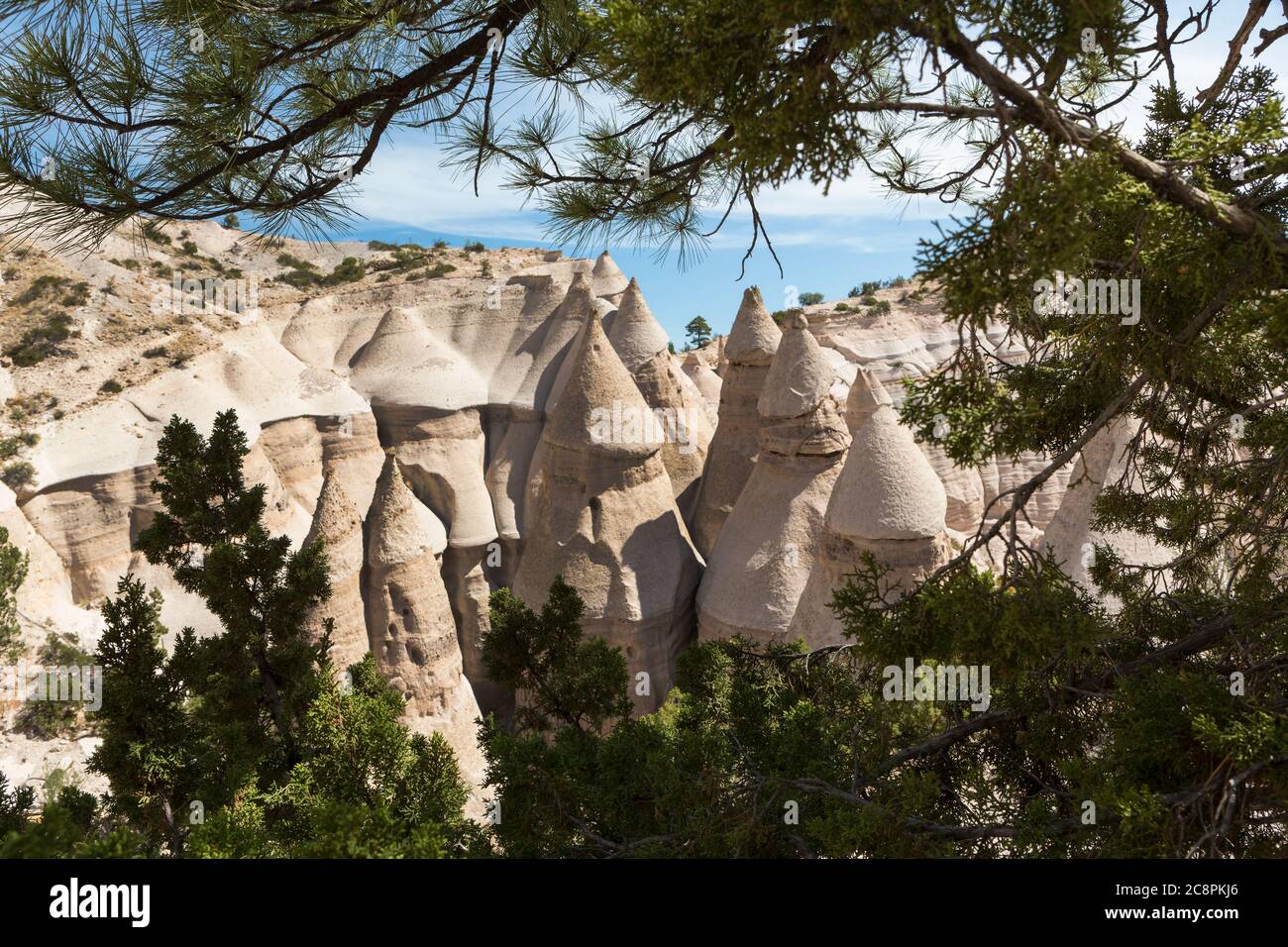 Slot canyon a Kasha Katuwe e vista attraverso le rocce Tent e file di colonne di roccia erose. Foto Stock