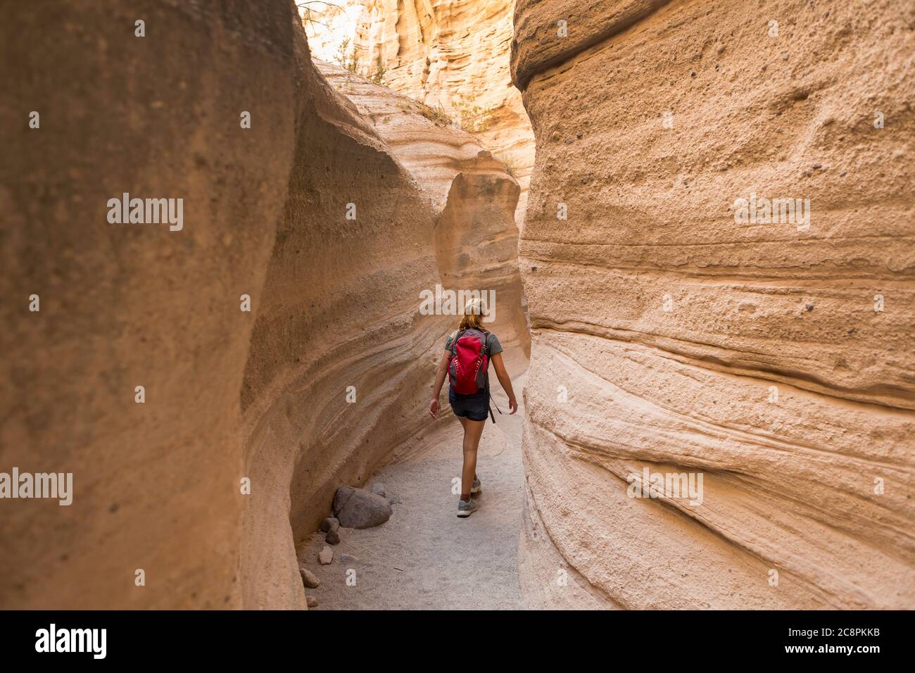 12 anni ragazza trekking in bella slot canyon, Kasha Katuwe, Tent Rocks, NM. Foto Stock