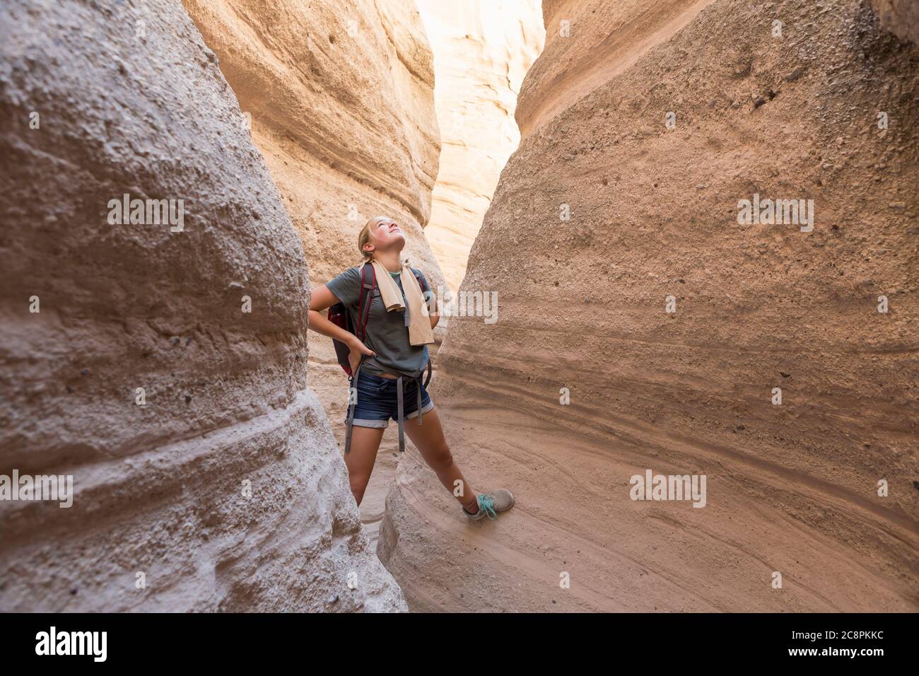 12 anni ragazza trekking in bella slot canyon, Kasha Katuwe, Tent Rocks, NM. Foto Stock