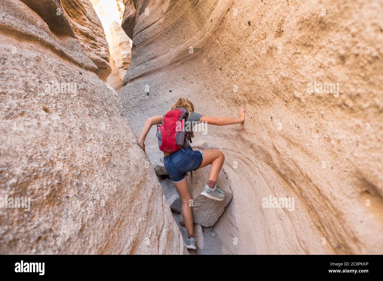 12 anni ragazza trekking in bella slot canyon, Kasha Katuwe, Tent Rocks, NM. Foto Stock