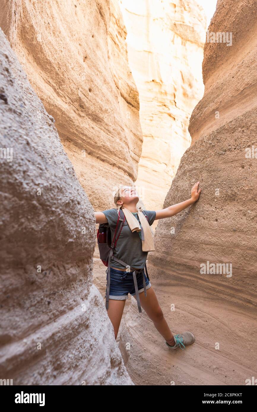 12 anni ragazza trekking in bella slot canyon, Kasha Katuwe, Tent Rocks, NM. Foto Stock