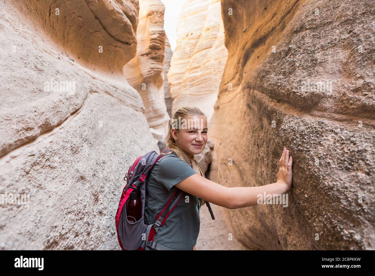 12 anni ragazza trekking in bella slot canyon, Kasha Katuwe, Tent Rocks, NM. Foto Stock