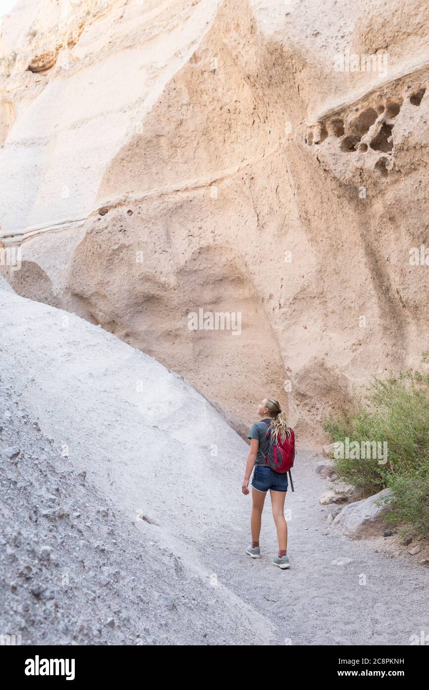 12 anni ragazza trekking in bella slot canyon, Kasha Katuwe, Tent Rocks, NM. Foto Stock