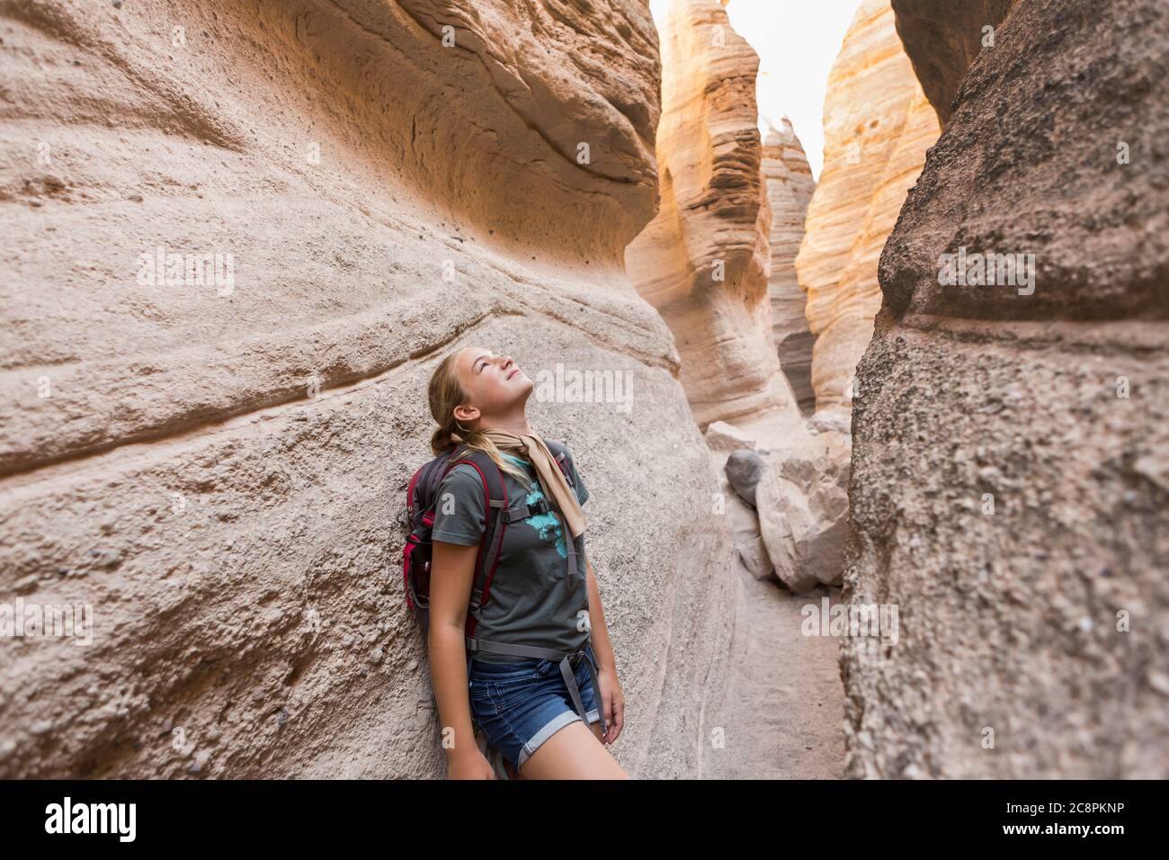 12 anni ragazza trekking in bella slot canyon, Kasha Katuwe, Tent Rocks, NM. Foto Stock
