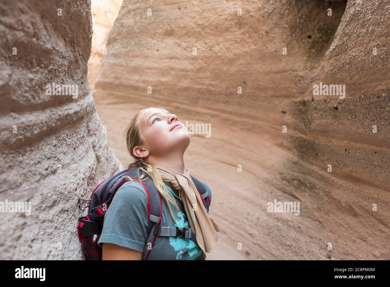 12 anni ragazza trekking in bella slot canyon, Kasha Katuwe, Tent Rocks, NM. Foto Stock