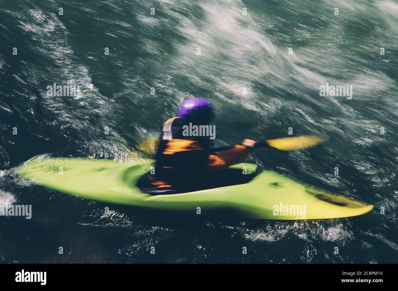 Pagaie per kayak di whitewater e surds grandi rapide di fiume su un fiume che scorre veloce Foto Stock