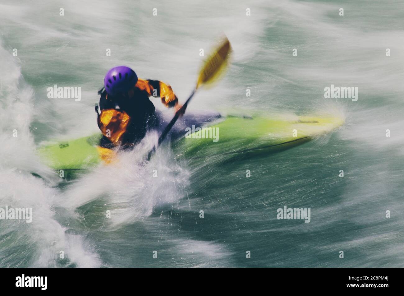 Pagaie per kayak di whitewater e surds grandi rapide di fiume su un fiume che scorre veloce Foto Stock