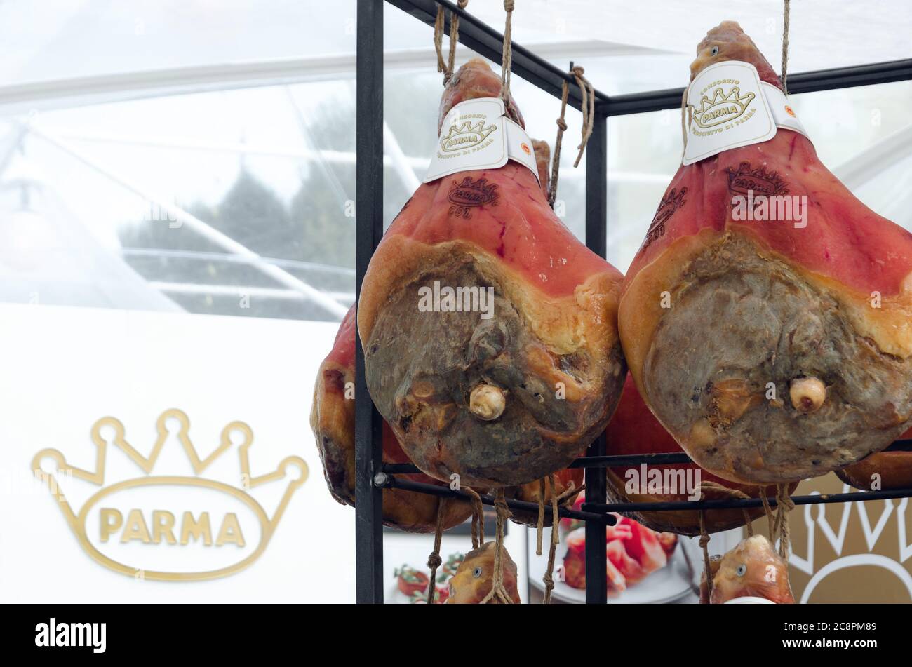 TORINO, ITALIA - 17 GIUGNO 2018: Il 17 2018 giugno il prosciutto crudo di Parma sospeso in uno stand di mercato il Torino, Piemonte, Italia. Foto Stock