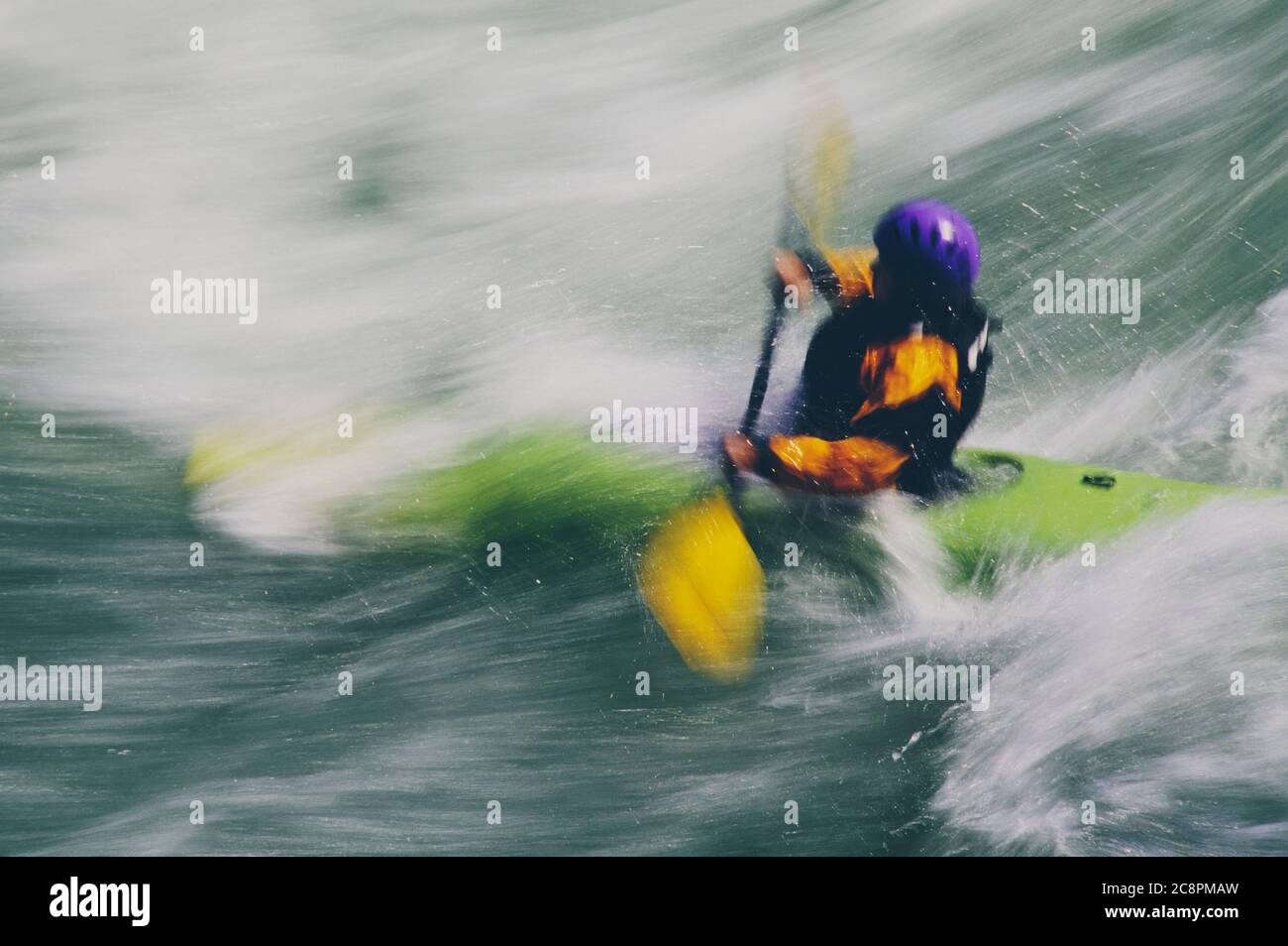 Pagaie per kayak di whitewater e surds grandi rapide di fiume su un fiume che scorre veloce Foto Stock
