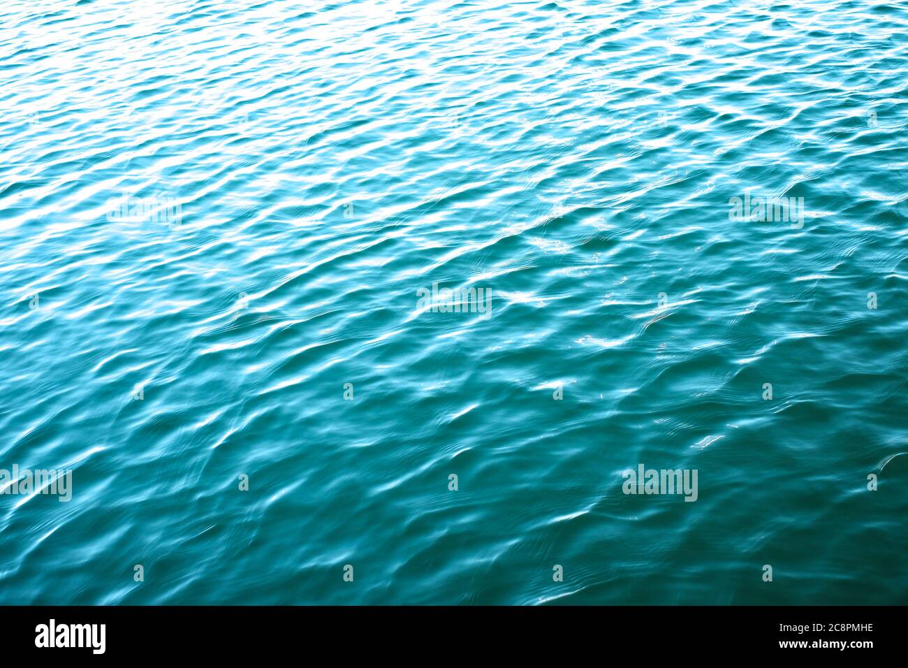 Superficie ondulata dell'acqua con riflessi. Foto Stock