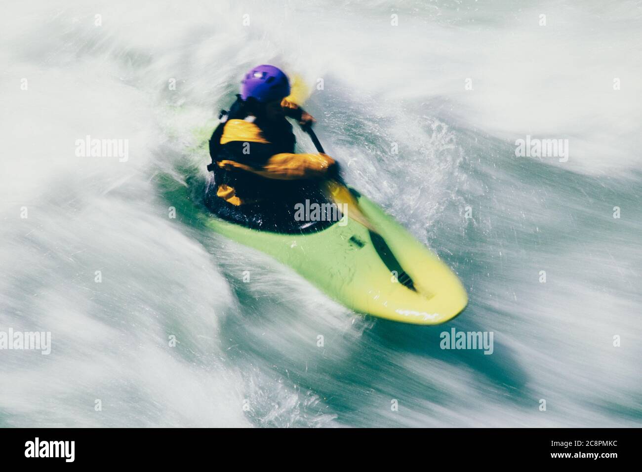 Pagaie per kayak di whitewater e surds grandi rapide di fiume sul fiume Wenatchee Foto Stock
