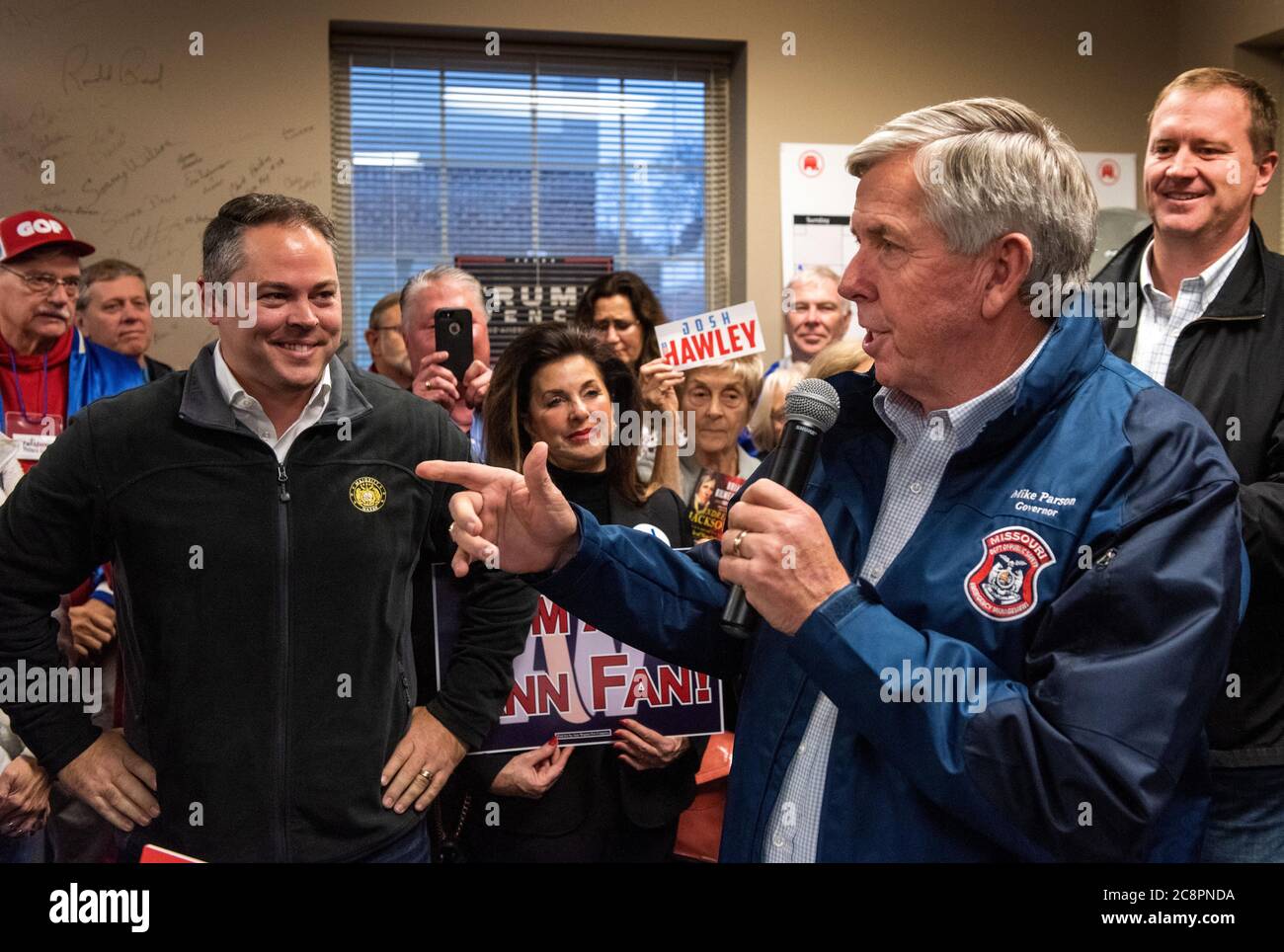 Il Governatore del Missouri Mike Parson a Josh Hawley per l'evento del Senato Foto Stock