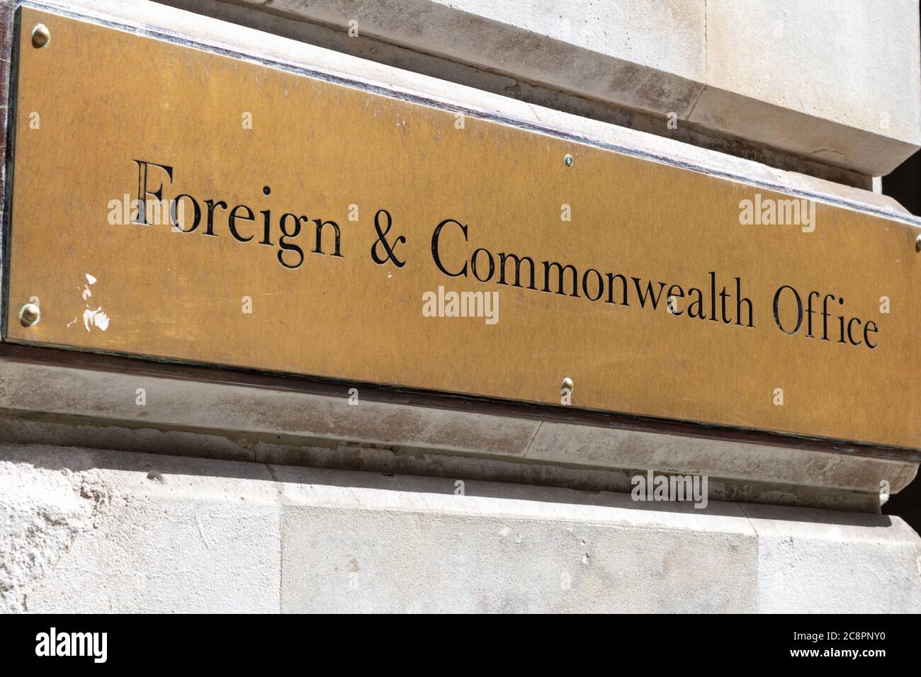 La targa dei nomi degli uffici del dipartimento governativo degli esteri e del Commonwealth situato a Whitehall, City of Westminster, Londra. Foto Stock