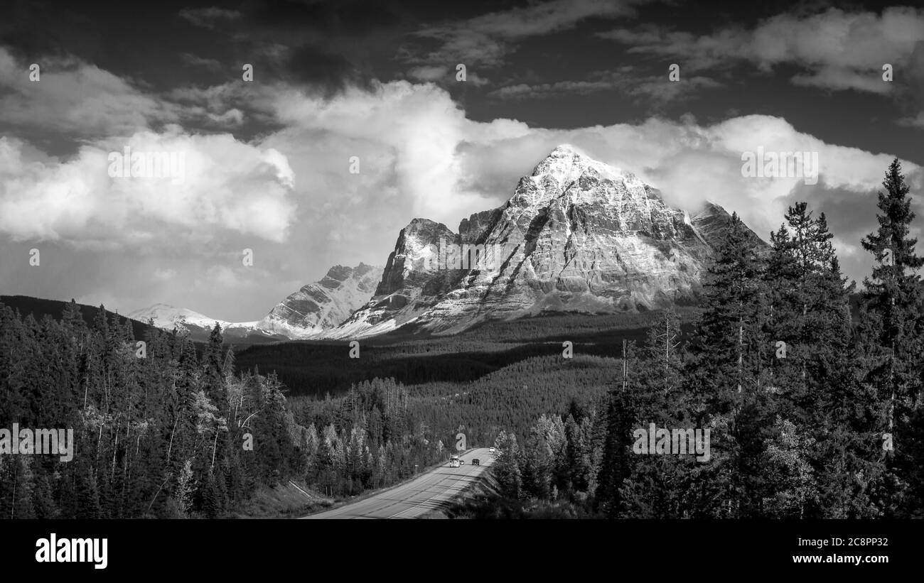 Foto in bianco e nero del Monte Fitzwilliam, a est sulla Yellowhead Highway nella British Columbia, Canada e parte delle Montagne Rocciose canadesi Foto Stock