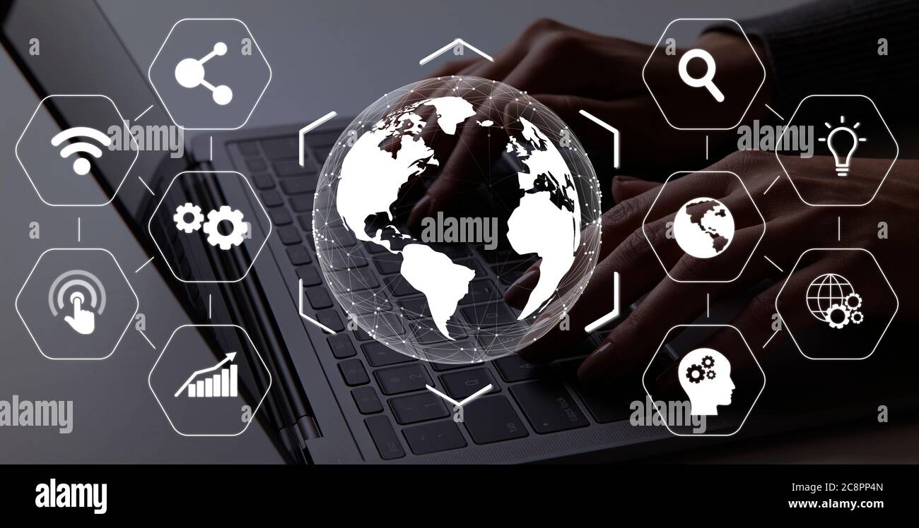 Tecnologie aziendali globali. World Globe e icone digitali diverse su Office Work background Foto Stock