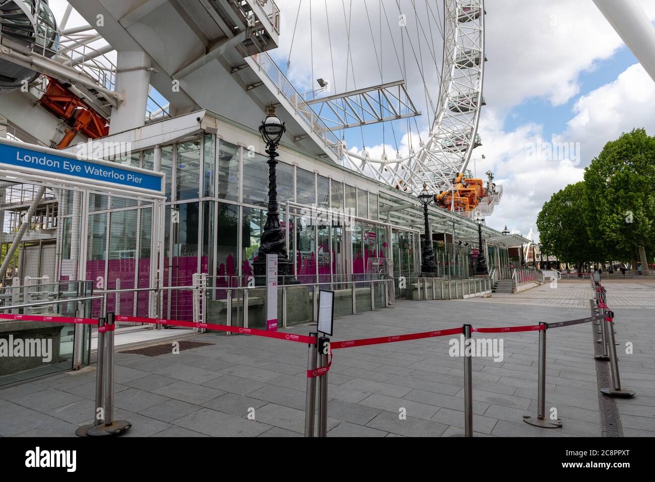 L'attrazione solitamente trafficata London Eye è deserta a causa delle restrizioni di blocco pandemiche del Covid-19 del governo. Foto Stock