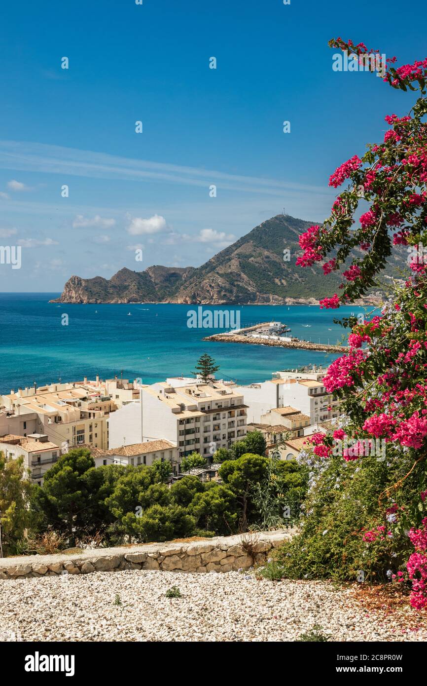 La vista dalla città vecchia di Altea che si affaccia sulla costa Foto Stock