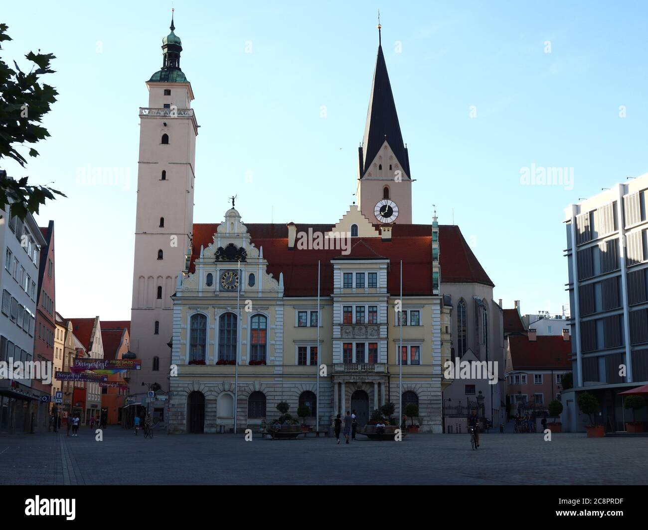 Ingolstadt, Bayern/ Germania - Luglio 03 2019: Rathausplatz a Ingolstadt, gli edifici sono vecchio e nuovo municipio, Pfeifturm, torre della chiesa chiamata Mori Foto Stock