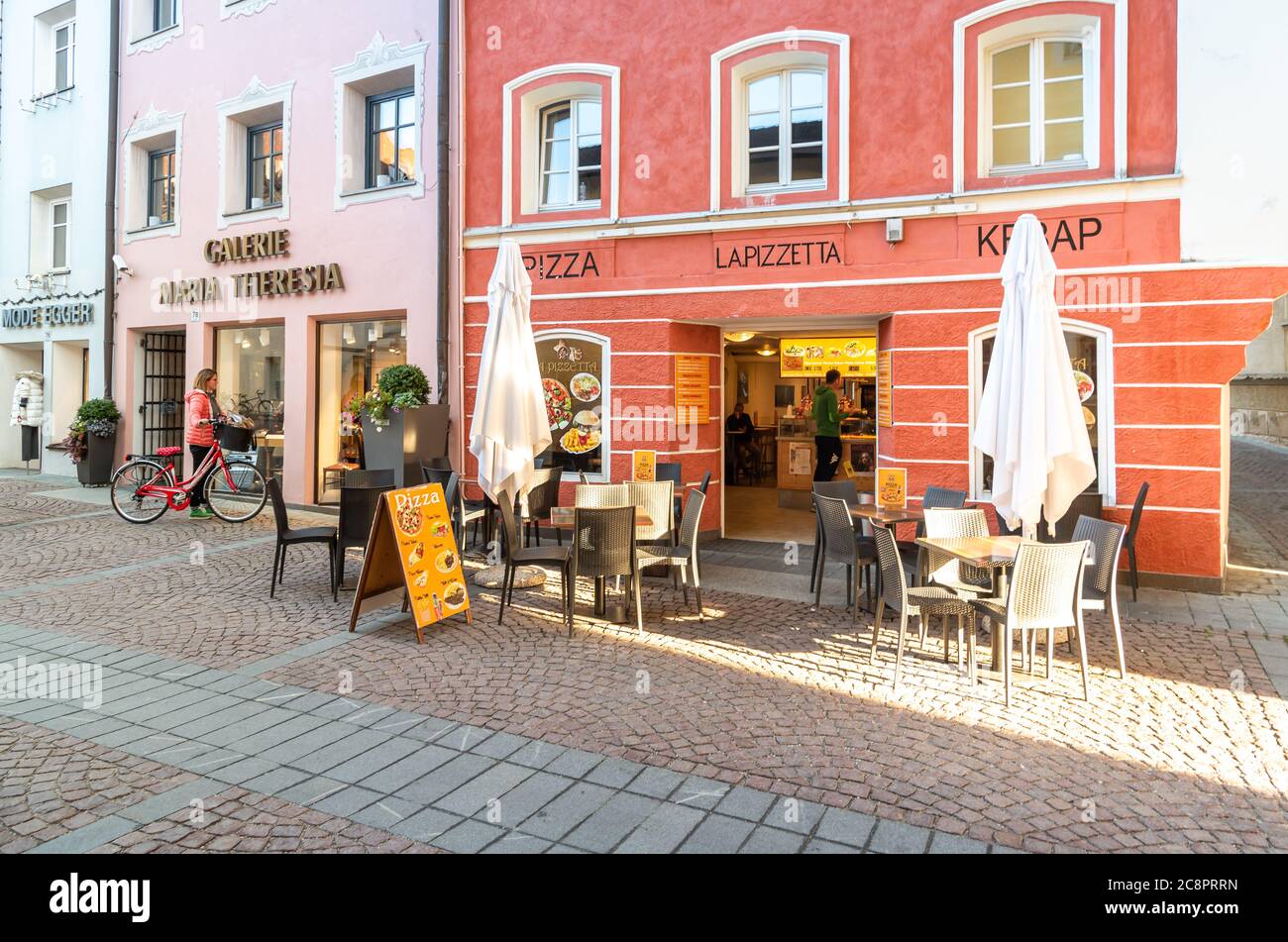 Brunico - Brunico, Alto Adige, Italia - 19 ottobre 2019: La strada principale con bar e negozi nel centro storico di Brunico Foto Stock