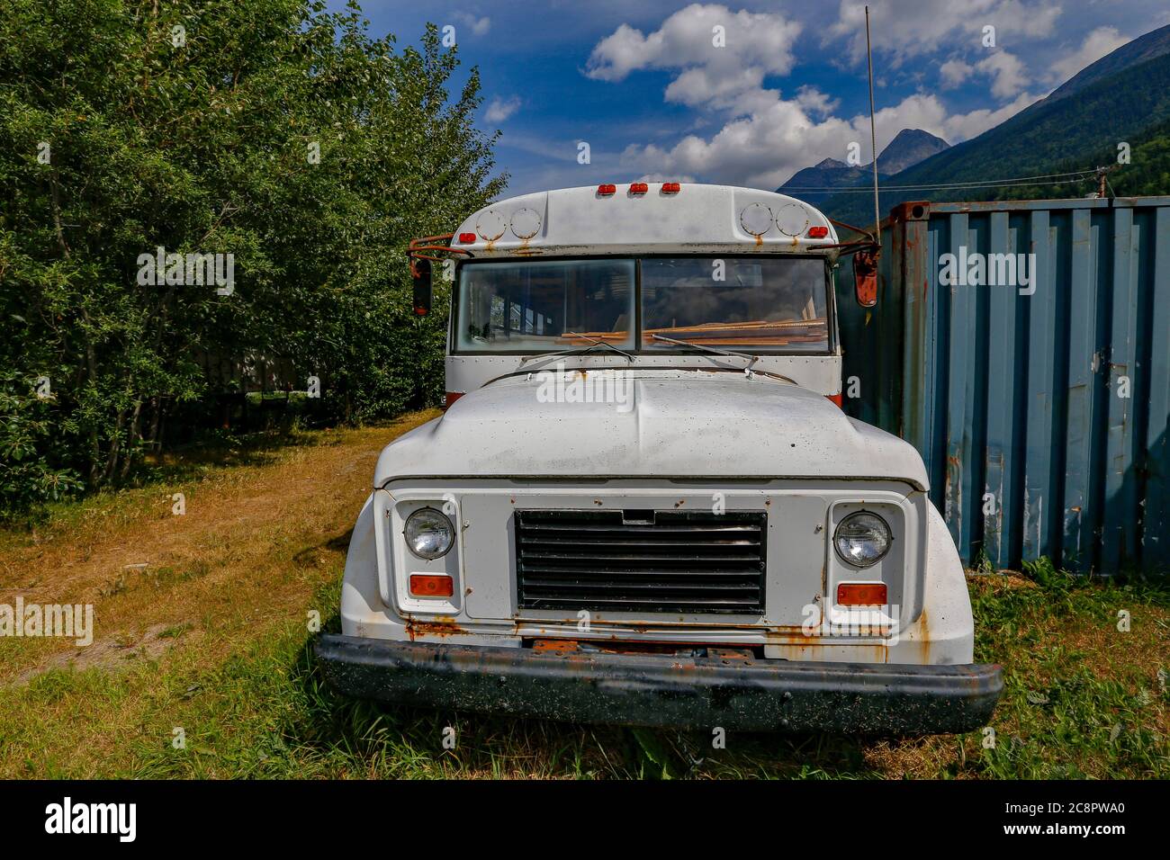 Vecchio autobus della scuola bianca abbandonato a Skaway, Alaska, Stati Uniti Foto Stock