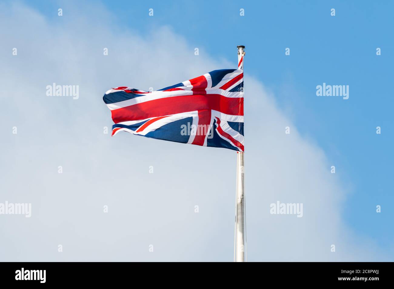 La bandiera del Regno Unito di Gran Bretagna, l'Union Jack, che vola nel vento. Foto Stock
