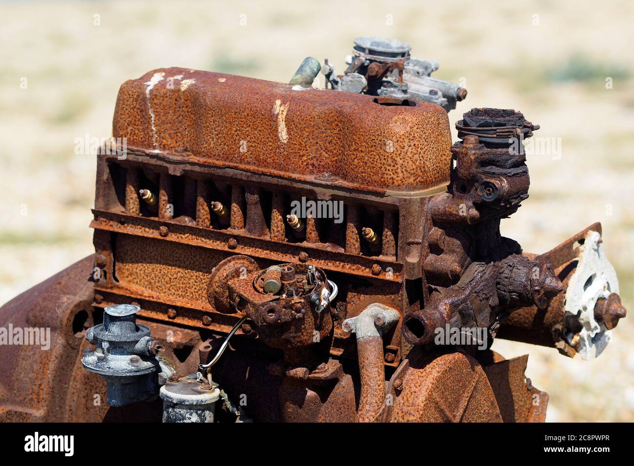 Primo piano di un motore abbandonato su Dungeness Beach Foto Stock