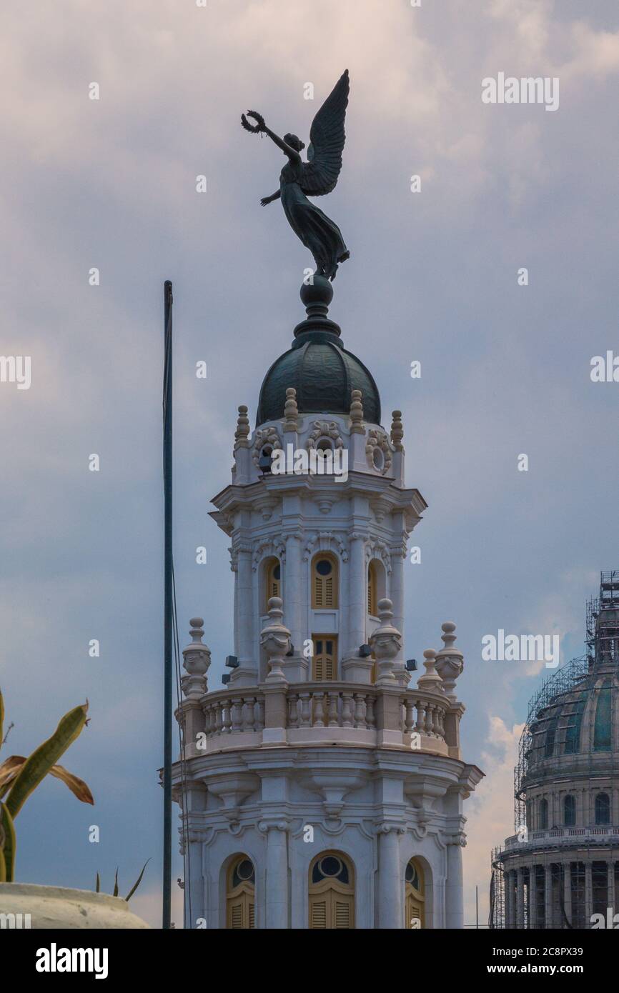 L'Avana / Cuba - 04.15.2015: Una scultura di un angelo che tiene una corona di alloro sul Gran Teatro Alicia Alonso dell'Avana, il palazzo del Campidoglio nazionale Foto Stock