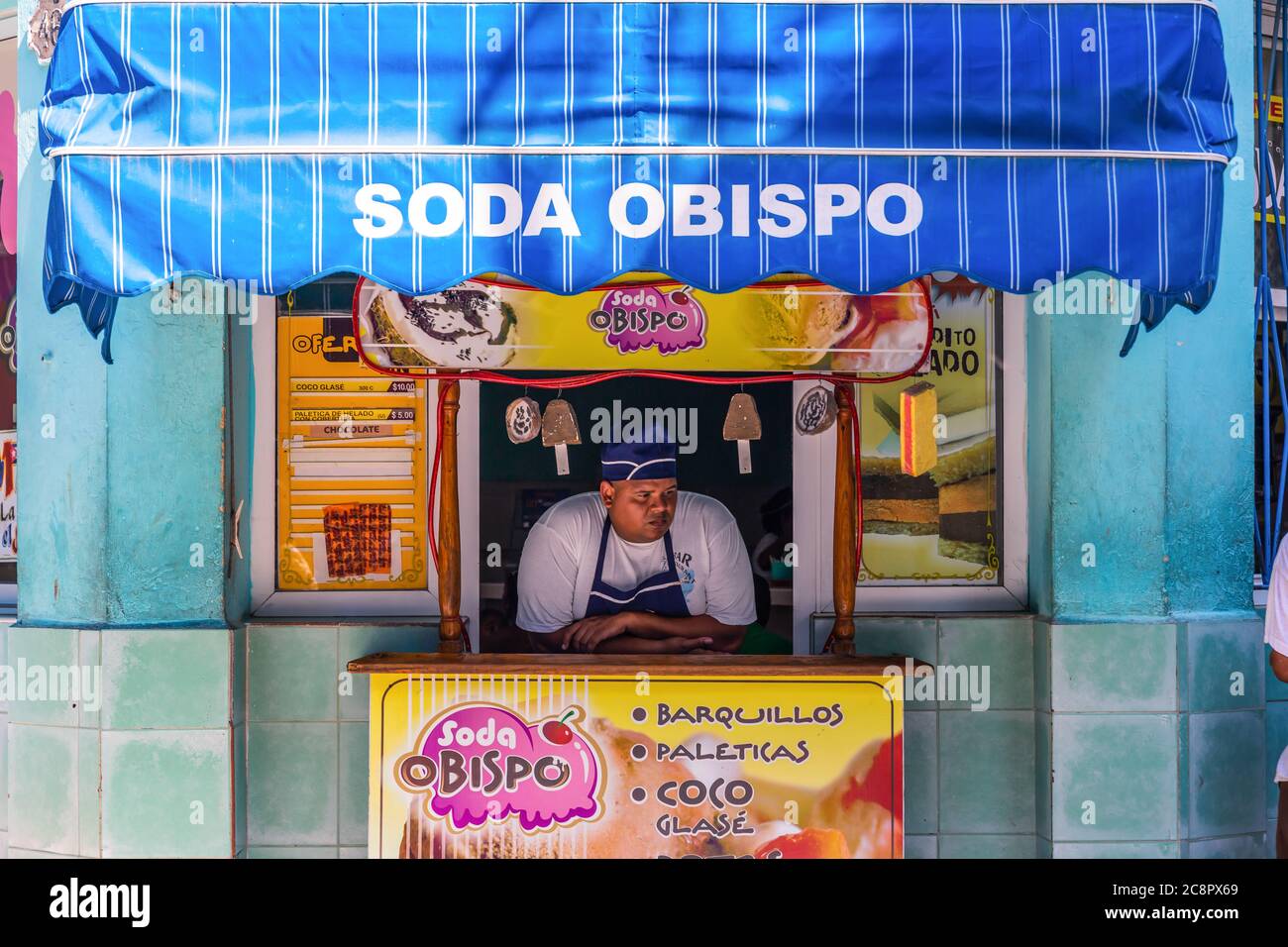 L'Avana / Cuba - 04.15.2015: Un uomo cubano che vende gelati in un negozio, pensando a pensieri profondi Foto Stock