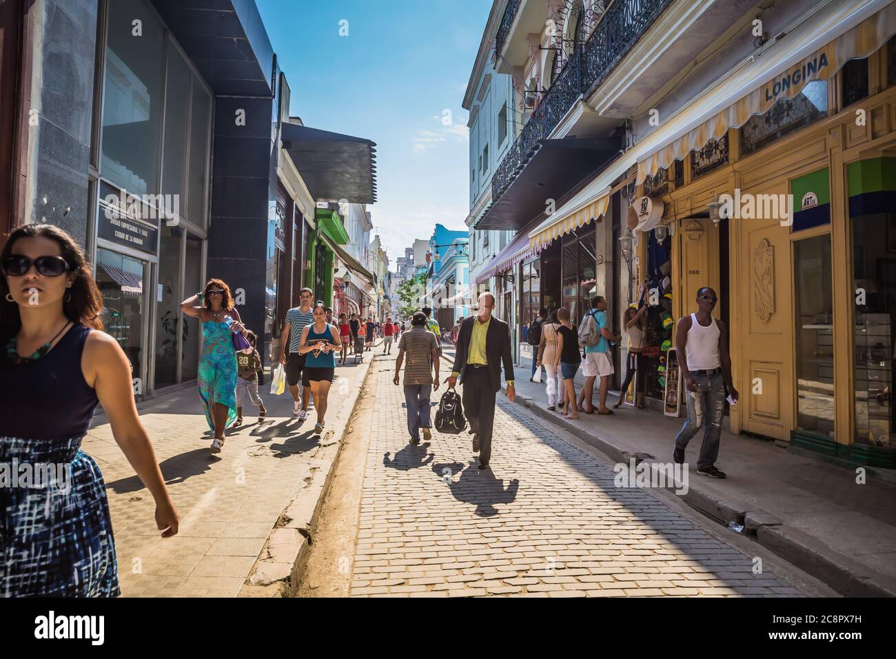 Havana / Cuba - 04.15.2015: Cubani e turisti a piedi sulla famosa strada principale dell'Avana: Calle Obispo Foto Stock