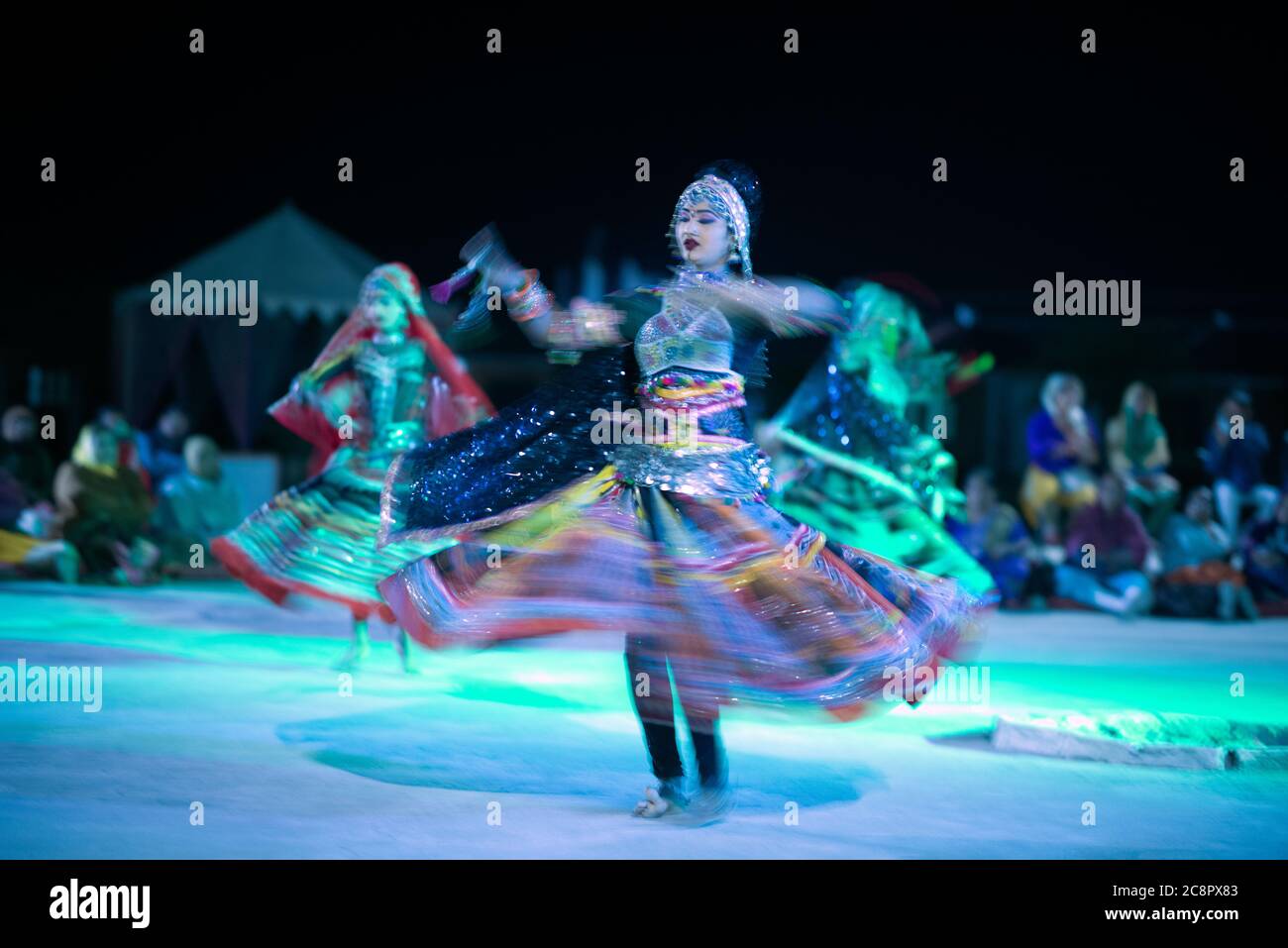 Le donne in abito colorato eseguono una danza popolare tradizionale nel deserto del Thar, Rajasthan, India. Foto Stock