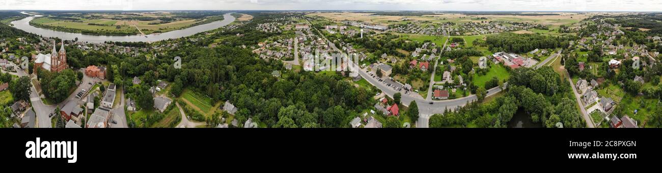 Veduta panoramica aerea della Chiesa di San Giorgio nella città di Vilkija, comune distretto di Kaunas, Lituania Foto Stock