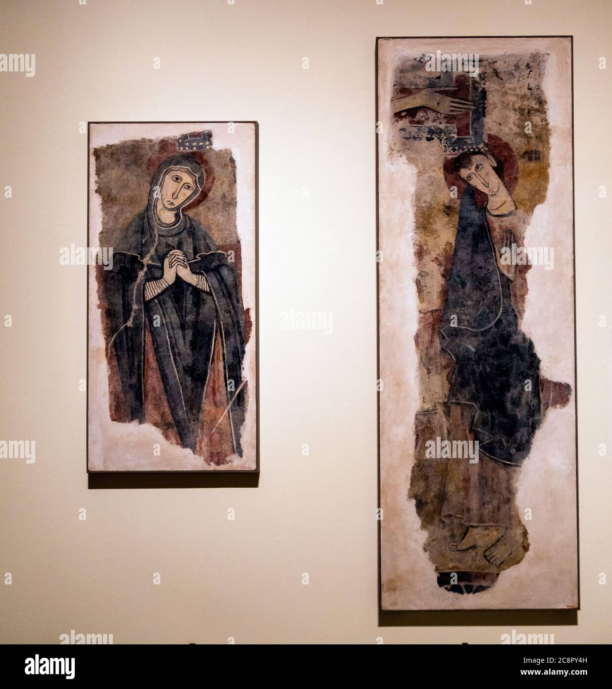 Arte romanica nel Museo Nazionale d'Arte della Catalogna, Barcrelona, Vergine e San Giovanni Evangelista dalla Crocifissione (metà del 12 ° secolo). Foto Stock