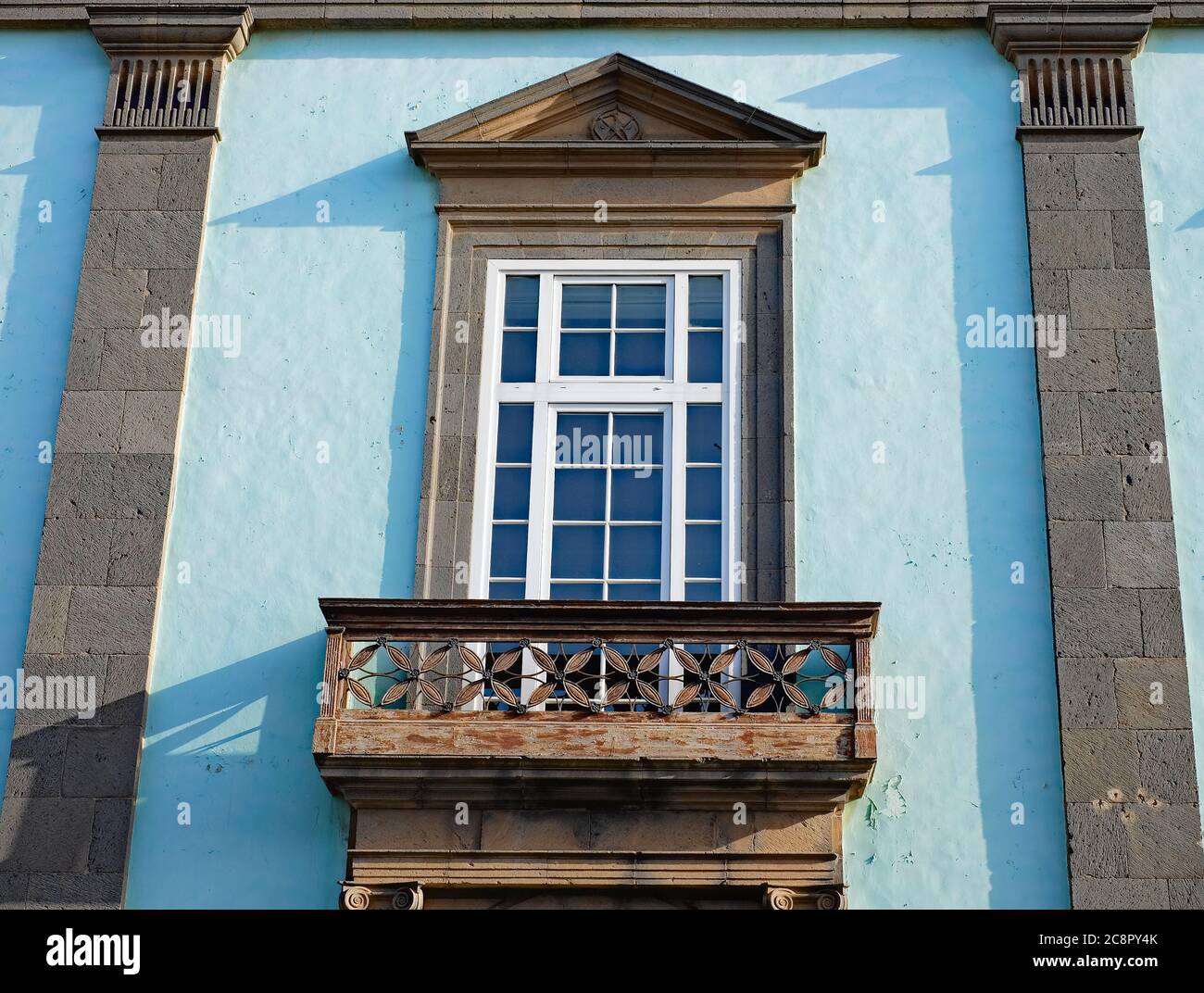 Alta e classica finestra bianca in una elegante facciata blu della villa. Foto Stock
