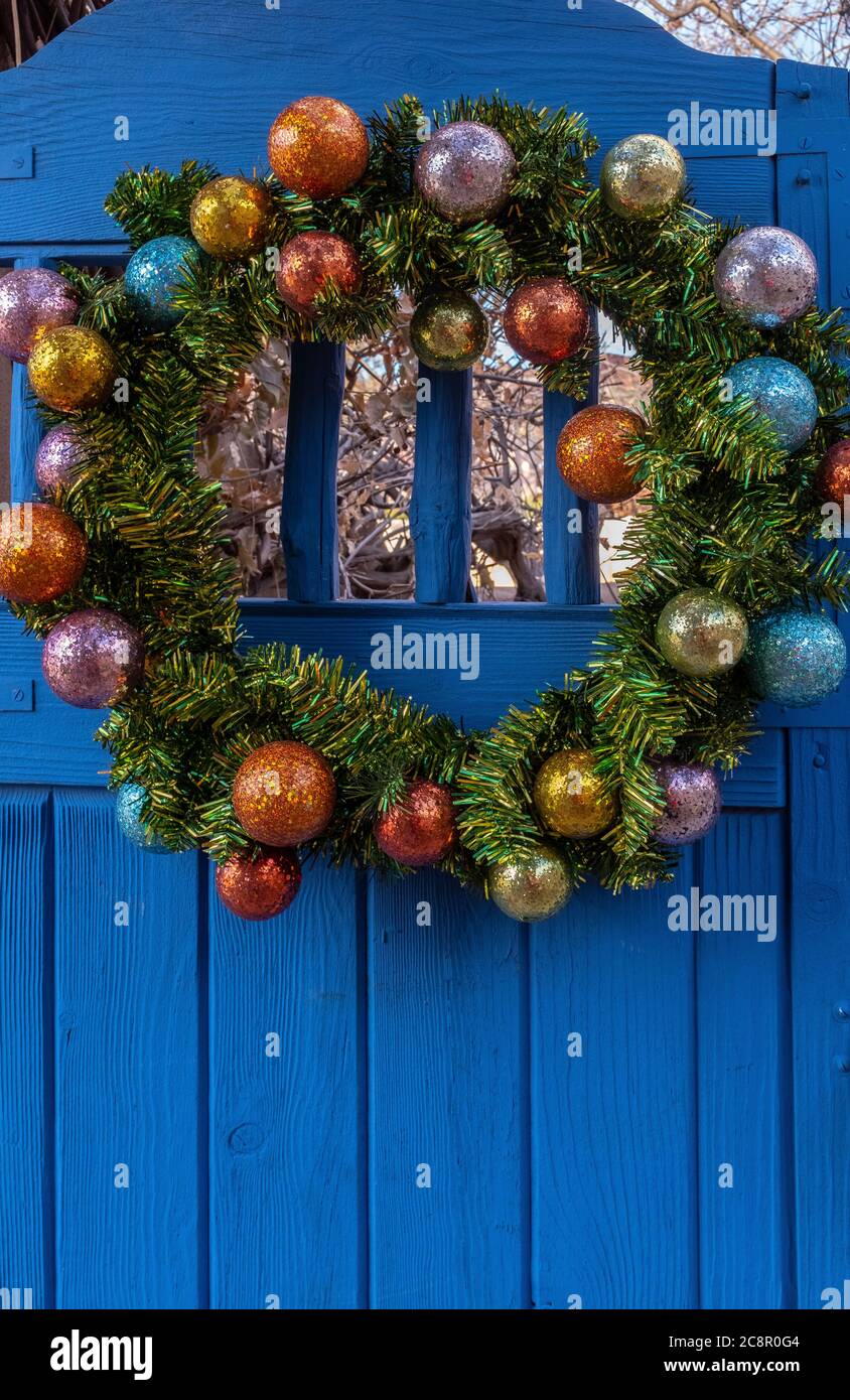 Ghirlanda di Natale sulla porta blu Foto Stock