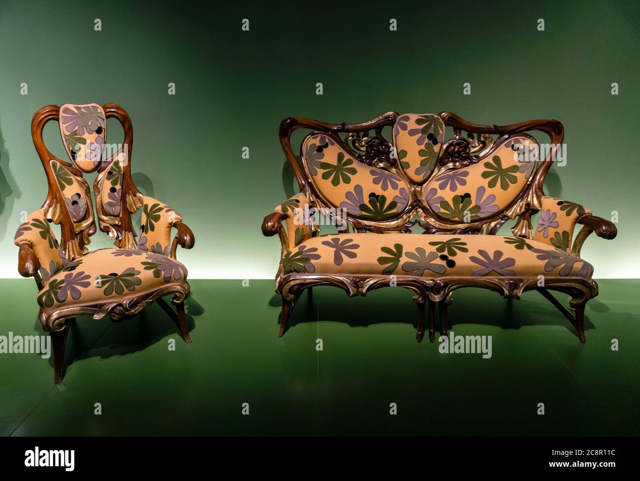 Aleix Clapes (Vilasar de Dalt 1846-Barcelona 1920), arredamento modernista (1898-1902), poltrona, vetrina di vetro, legno intagliato e dorato, e tessuti. Foto Stock