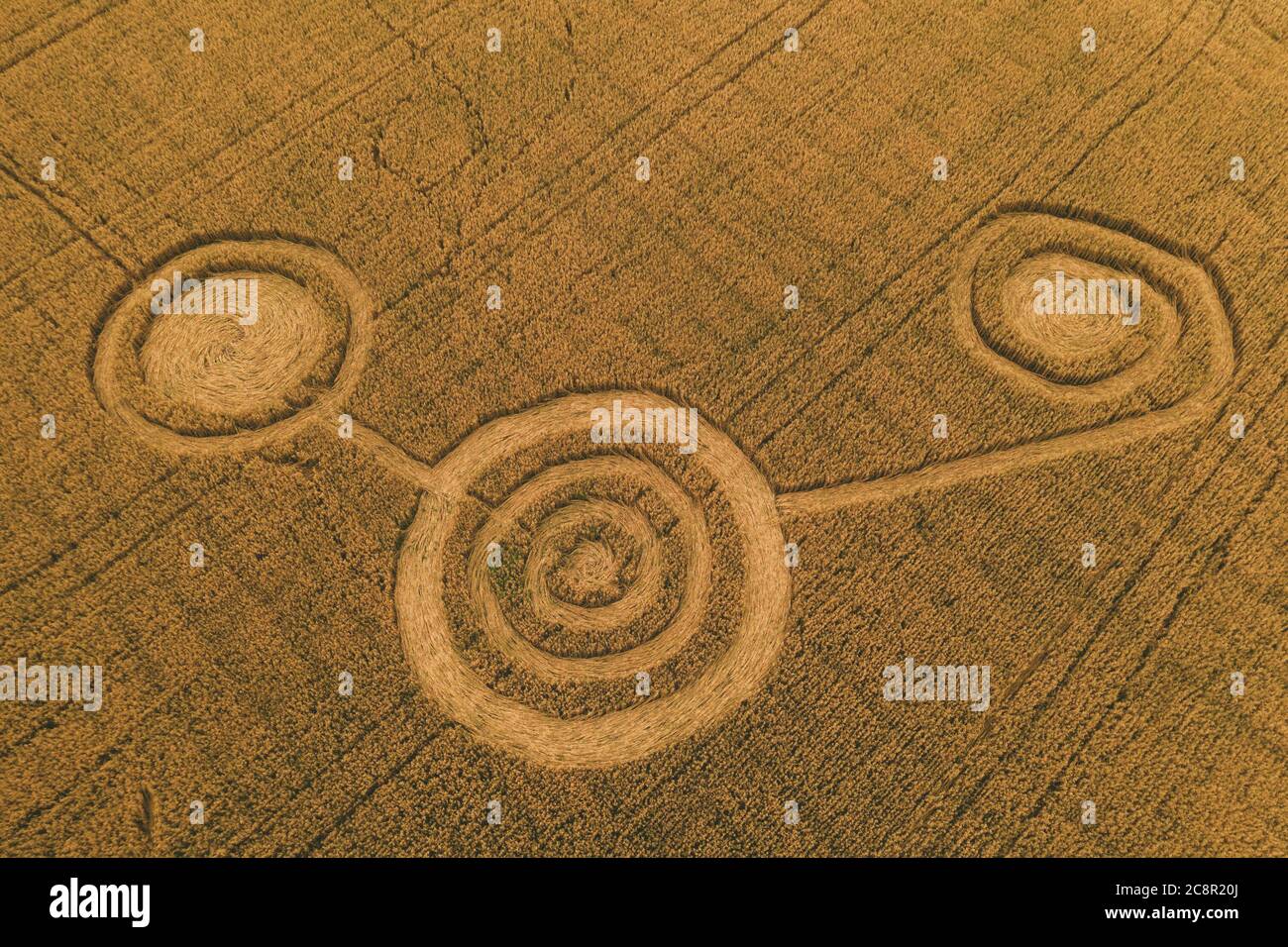 Falsi cerchi UFO su grano raccolto campo giallo, vista aerea dal drone. Foto Stock