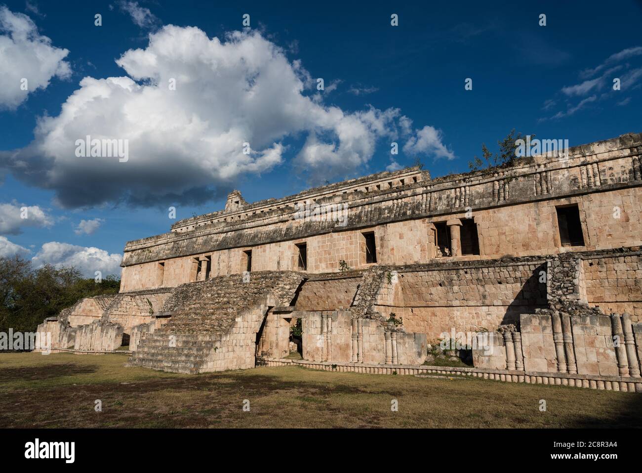 Il Palazzo di Kabah. Le rovine maya pre-ispaniche di Kabah fanno parte della città pre-ispanica di Uxmal, patrimonio mondiale dell'UNESCO, a Yucatan, Messico Foto Stock