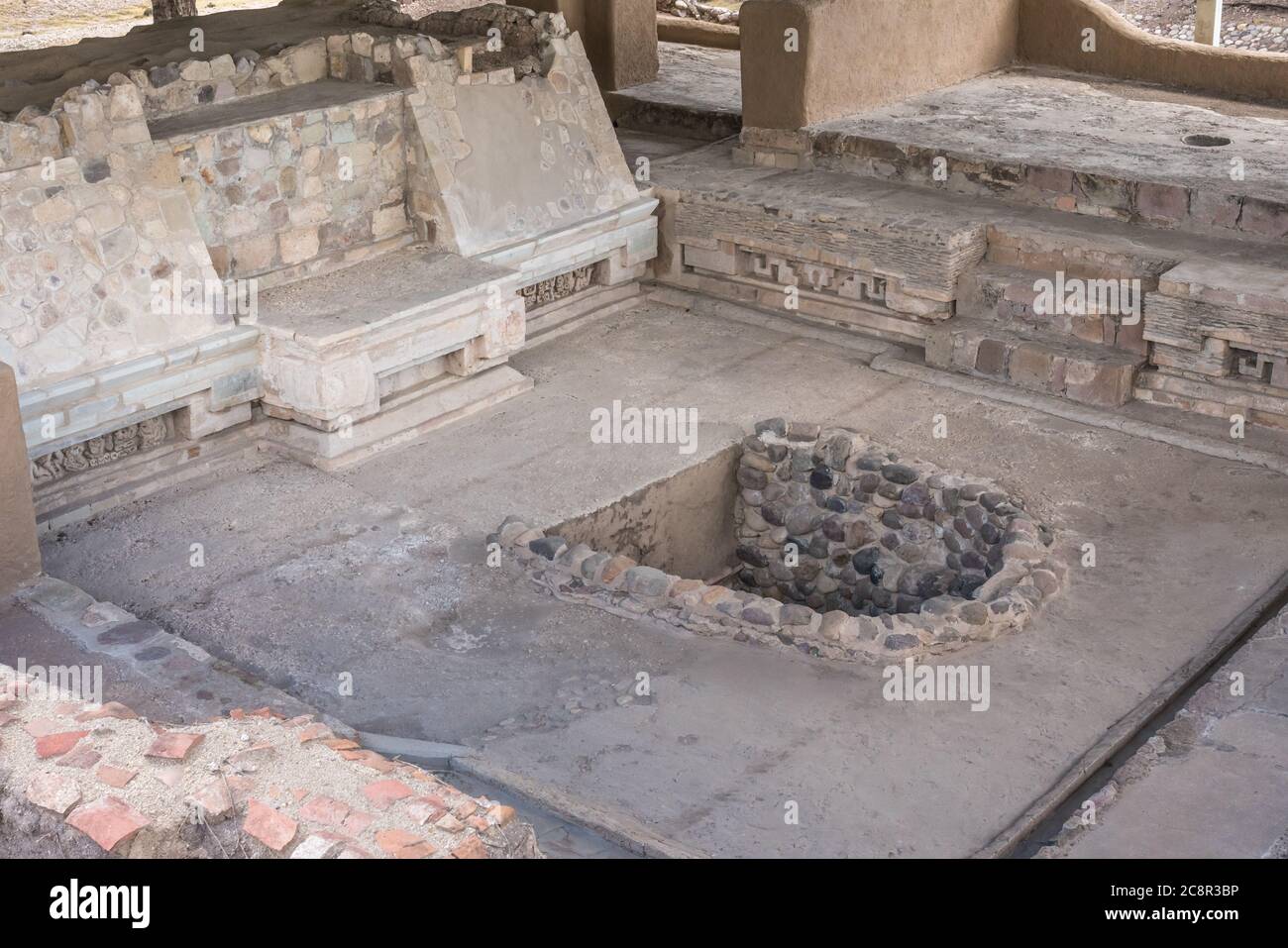 L'ingresso alla Tomba 6 nel piano del Palazzo dei Racoqui o Casa del Grande Signore nella struttura 195 nelle rovine pre-ispaniche di Zapotec Agnello Foto Stock