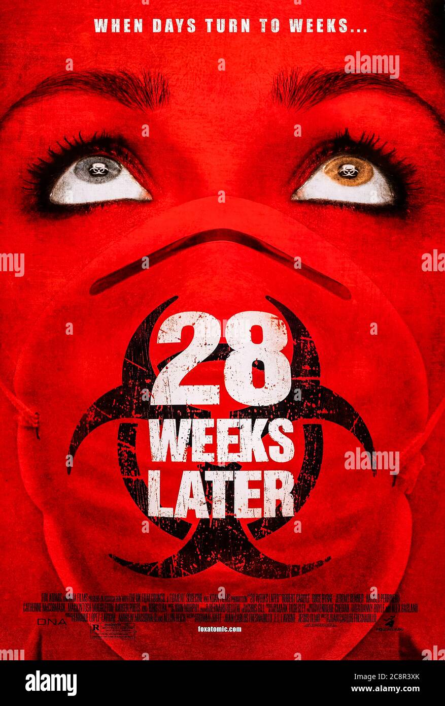 28 Weeks Later (2007) diretto da Juan Carlos Fresnadillo e interpretato da Jeremy Renner, Rose Byrne, Robert Carlyle e Catherine McCormack. Sequel ambientato 6 mesi dopo lo scoppio del virus Rage che trasforma gli infetti in mostri violenti dove l'esercito americano aiuta i sopravvissuti a ripopolare Londra. Fotografia dell'originale 2007 US a USO EDITORIALE DI un foglio poster. Credito: BFA / Fox Atomic Foto Stock