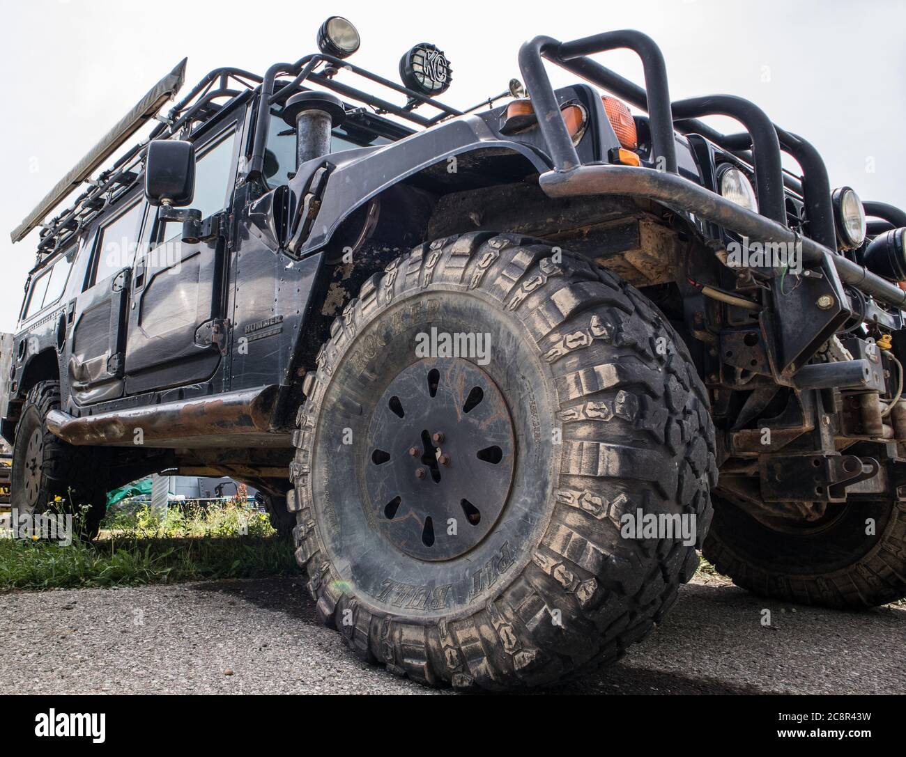 Il veicolo Hummer visto dal lato della ruota (molto semplice). Foto Stock