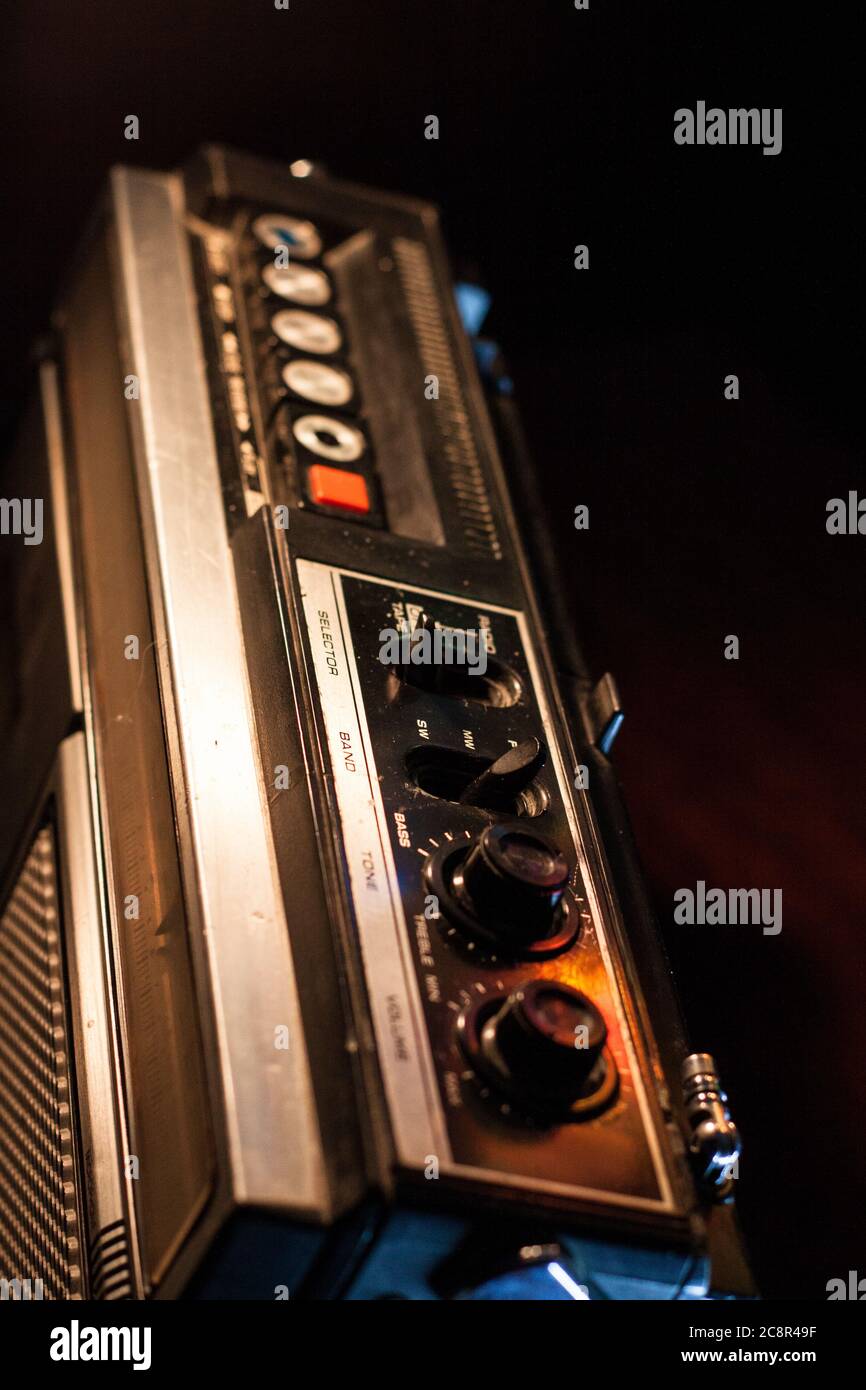 Registratore a cassette stereo vintage o Boombox. Vista dall'alto. Concetto di ascolto della musica. Foto Stock