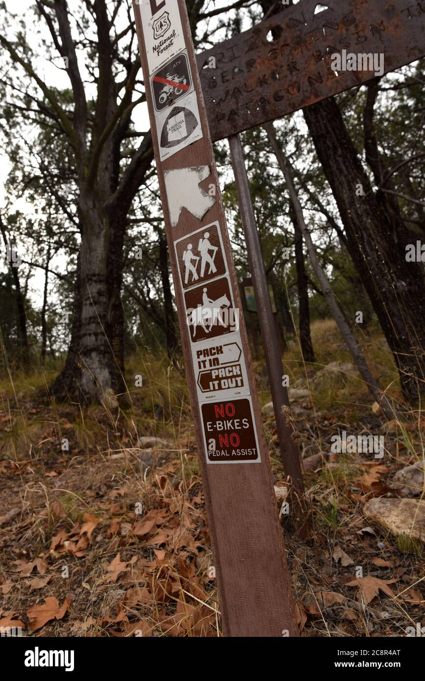Un cartello postato lungo l'Arizona Scenic Trail indirizzo accesso sentiero, tra cui e-bike, a FSR 785, Gardner Canyon, Santa Rita Mountains, Coronado Natio Foto Stock