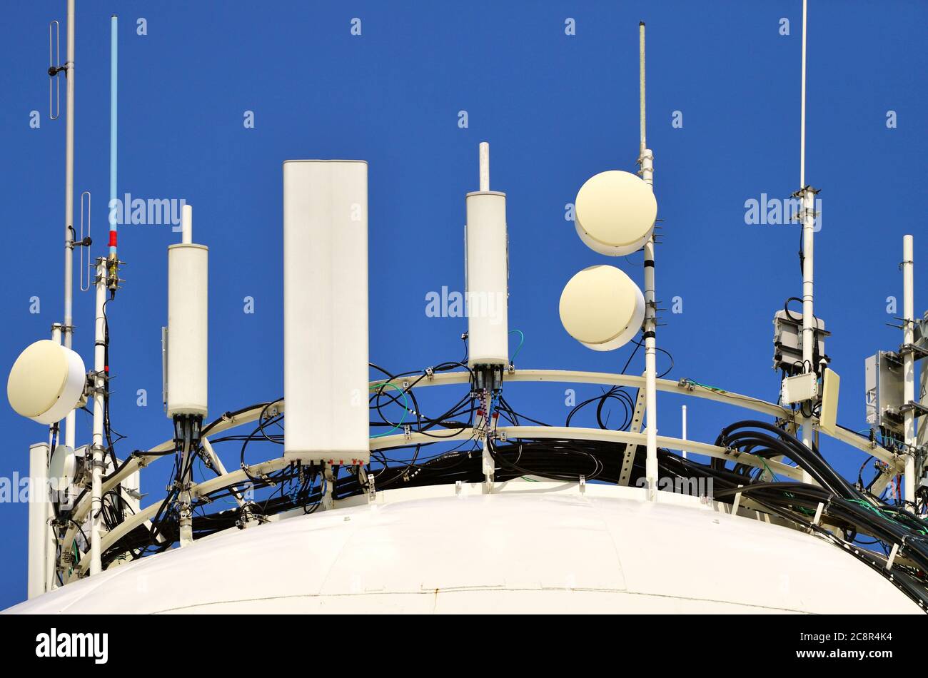 Franklin Park, Illinois, Stati Uniti. Relè e altre attrezzature montate sulla cima di una torre idrica comunale nella comunità suburbana di Chicago di Franklin Park. Foto Stock