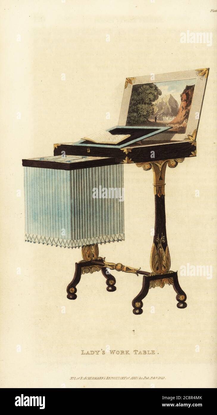 Elegante tavolo da lavoro per signora, era Regency. In alternativa, una scrivania o tavolo da disegno per il boudoir o il salotto. La cornice è in palissandro e dorata, e ha un piano pieghevole decorato con un paesaggio, e una borsa di seta per contenere le attrezzature da lavoro ad ago. Incisione a mano su copperplate dal Repository delle Arti, della Letteratura, dei Fashion, dei Manufactures, ecc. di Rudolph Ackermann, Strand, Londra, 1823. Foto Stock