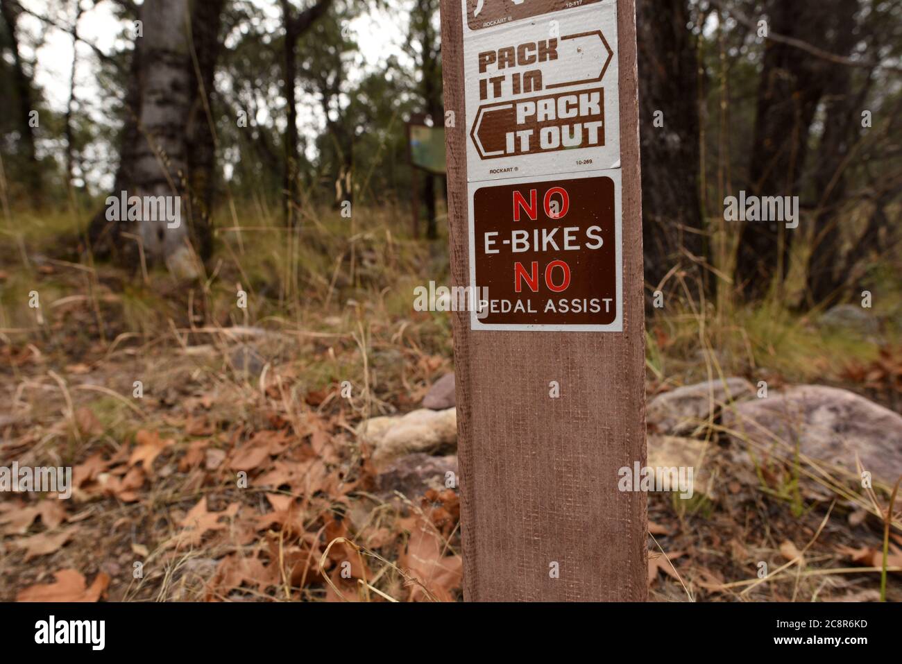 Un cartello postato lungo l'Arizona Scenic Trail indirizzo accesso sentiero, tra cui e-bike, a FSR 785, Gardner Canyon, Santa Rita Mountains, Coronado Natio Foto Stock