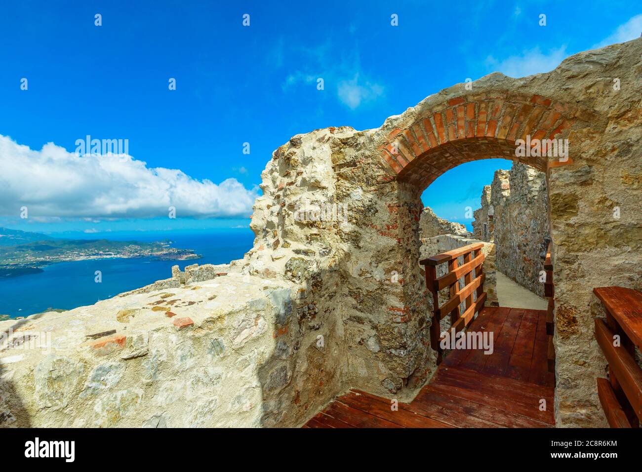 Balcone arcade superiore del Castello di Volterraio, la più antica fortezza dell'Isola d'Elba, Toscana, Italia, mai conquistata in tutta la storia. Foto Stock