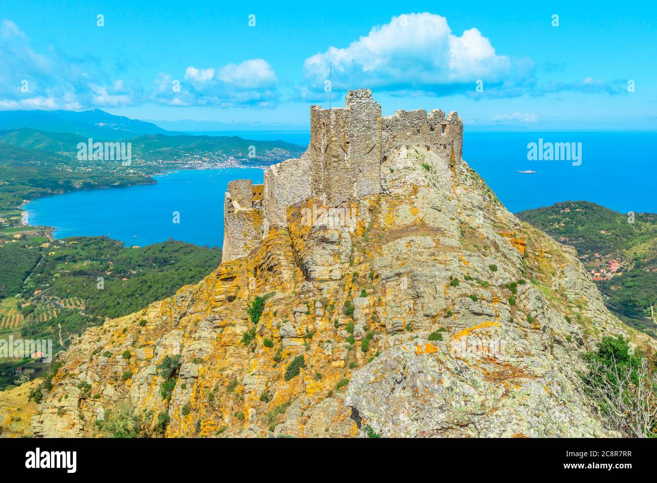 Vista iconica del Castello di Volterraio sulla roccia a 394 m. Fortezza di Volterraio, simbolo dell'Isola d'Elba, domina il Golfo di Portoferraio. Paesaggio panoramico Foto Stock