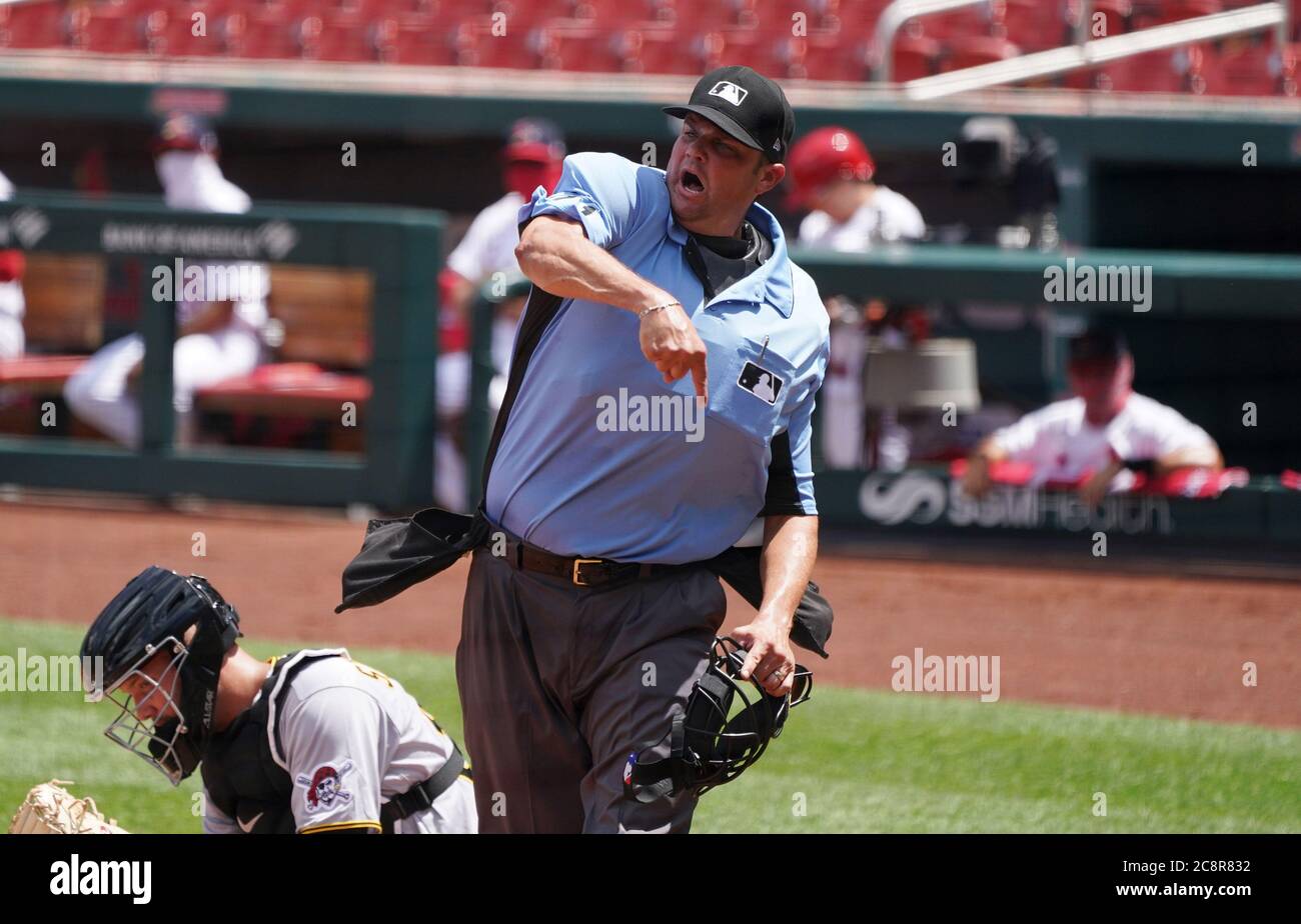 St. Louis, Stati Uniti. 26 luglio 2020. Home Plate umpire Jordan Baker lancia il manager dei pirati di Pittsburgh Derek Shelton dal gioco durante il terzo inning contro i St. Louis Cardinals al Busch Stadium di St. Louis domenica 26 luglio 2020. Baker più tardi cambiò la sua decisione quando fu scoperto che il gridare stava venendo dai giocatori nel dugout esteso. Photo by Bill Greenblatt/UPI Credit: UPI/Alamy Live News Foto Stock