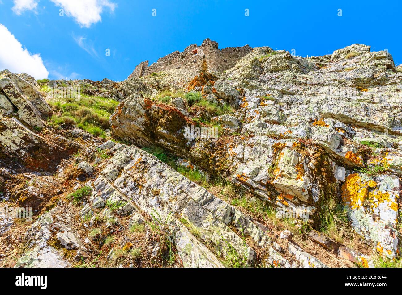 Vista dal lato posteriore del Castello di Volterraio costruito 1284 su roccia a 394 m. Fortezza di Volterraio, simbolo dell'Isola d'Elba. Paesaggio delle montagne dell'Elba Foto Stock